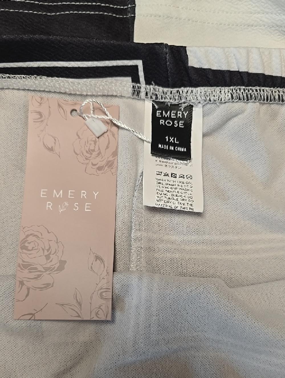 Emery Rose Mod Geometric Print Skirt in Black & White 1XL - Picture 2 of 3